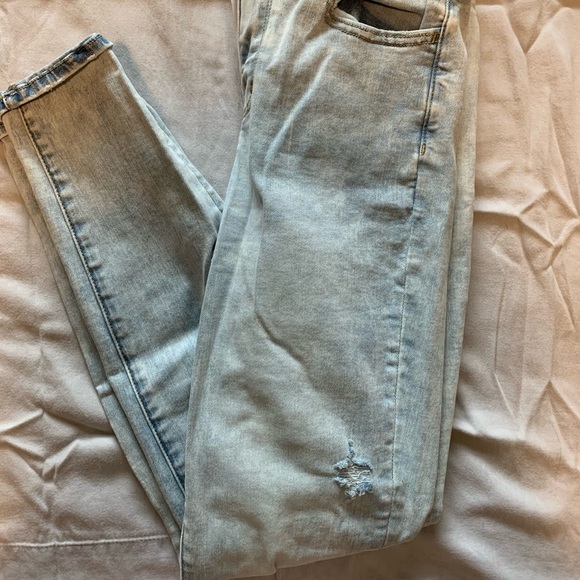 American Eagle High-Waisted Jeans - Picture 2 of 2